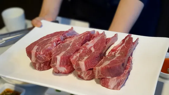 Testul pe care trebuie să îl faci când cumperi carne de miel. Așa îți dai seama dacă e toxică