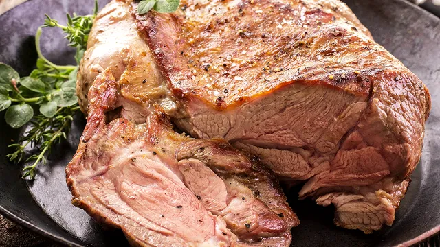 Cât rezistă friptura de miel la frigider. Nu o mai consuma dacă a trecut această perioadă