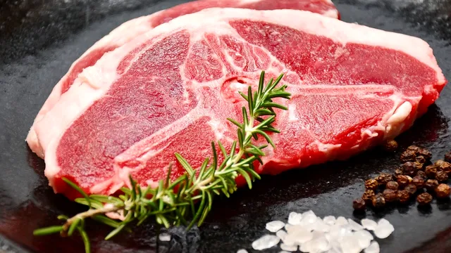 Ingredientul care se pune pe pulpa de miel, înainte de a se băga la cuptor. Așa iese carnea fragedă și delicioasă