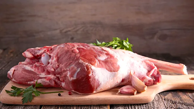 Cât costă carnea de miel la Lidl și Kaufland înainte de Paște 2023. Suma pe care românii trebuie să o scoată din buzunar