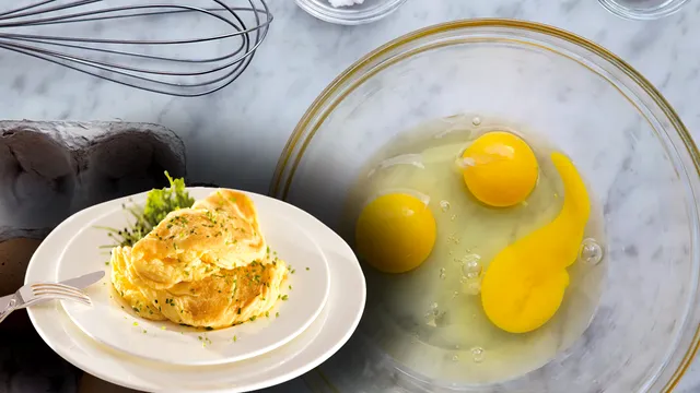 Ce să pui în omletă ca să aibă un gust mai bun. Ingredientul pe care nu te-ai fi gândit să îl adaugi