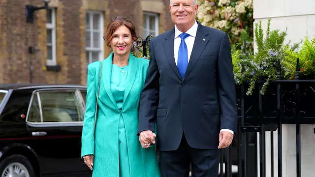 Cine e designerul care a creat rochia purtată de Carmen Iohannis la încoronarea regelui Charles. Schimbarea făcută de prima doamnă
