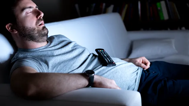 De ce nu e bine să adormi cu televizorul pornit. Mulți fac greșeala