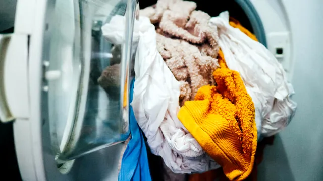 La ce temperatură se spală lenjeriile de pat colorate. Greșeala banală care le poate decolora