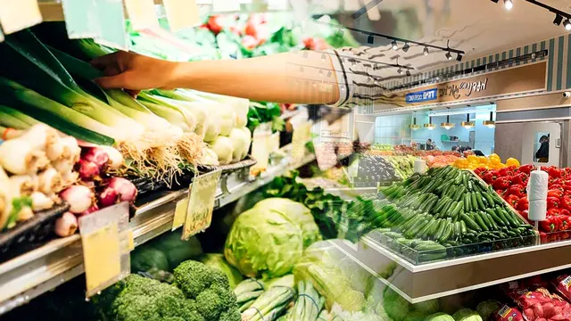 Motivul pentru care găsim rafturile cu legume și fructe la intrarea în supermarketuri din România. Puțină lume știe asta