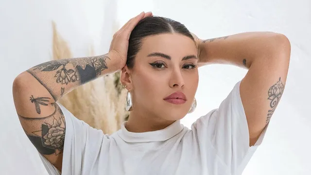 Nicoleta Nucă și-a făcut încă un tatuaj, împinsă de la spate de logodnicul ei. „Noi suntem extreme”. Ce părere are Alex Ursache despre desenele permanente VIDEO EXCLUSIV