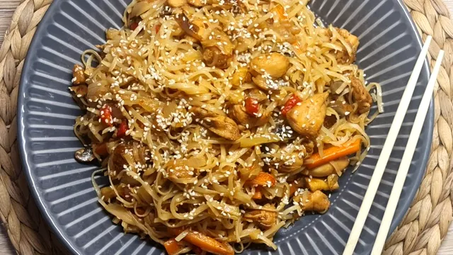 Cum să prepari noodles cu pui și legume. Rețeta simplă care te va cuceri