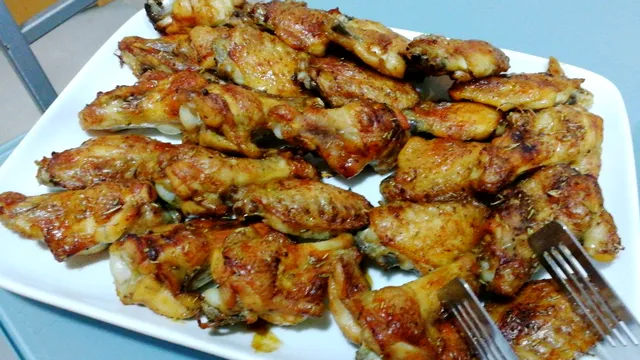 Cât timp rezistă aripioarele de pui la frigider, de fapt. Mulți fac această greșeală