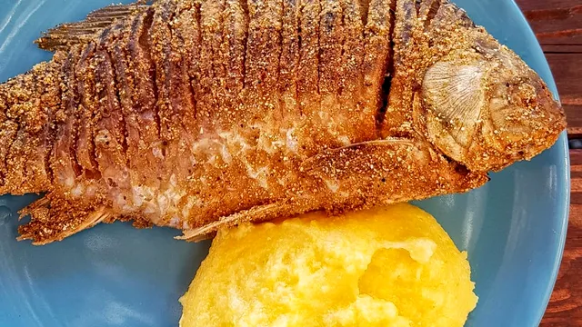 Cu ce trebuie să amesteci făina când prăjești peștele. Ingredientul care îl face mai gustos și cu o crustă crocantă