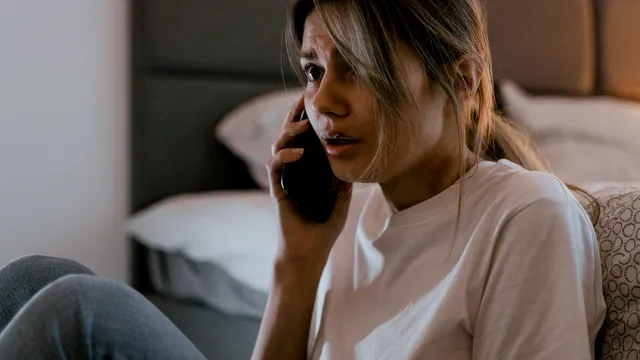 Iubitul meu nu are încredere în mine. Mă sună mereu să mă verifice, are mereu senzația că îi ascund ceva
