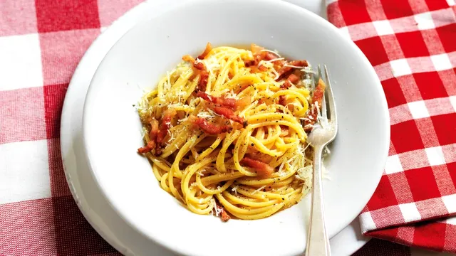 Ce brânză se pune de fapt în pastele carbonara. Secretul pentru a ieși delicioase