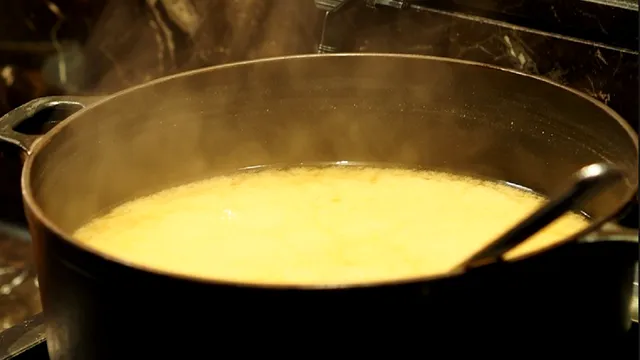 Nu mai lăsa niciodată polonicul în oala cu ciorbă. E cel mai prost obicei. Multe gospodine fac această greșeală uriașă