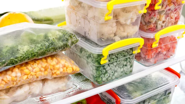 Ce trebuie să faci cu alimentele, înainte de a le pune în congelator. Riști să îți strici congelatorul