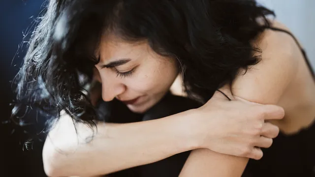 M-am îndrăgostit de un escroc sentimental. Nu știu cum a reușit să mă păcălească în halul ăsta, sunt la pământ