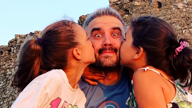 Zoli de la Sistem nu a venit cu fiica cea mare la Premiile Gopo de frică să nu spună lumea că este iubita lui. „Mă pregătesc de momentul în care va suna cineva la ușă și mă va întreba dacă o las în oraș” VIDEO EXCLUSIV