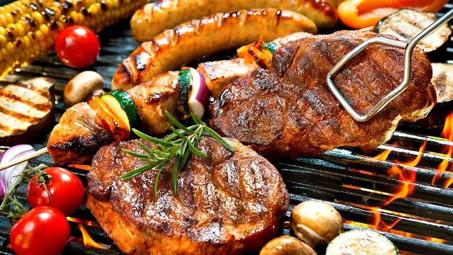 De ce să stropești carnea cu bere înainte de a o pune pe grătar. Trucul inteligent al bucătarilor