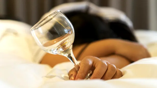Băutura pe care nu trebuie să o consumi după-amiaza sau seara, dacă vrei un somn odihnitor. Specialistul spune clar