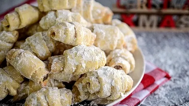 Secretul celor mai bune cornulețe cu gem și nucă. Ce trebuie să adaugi pentru a ieși fragede, se topesc în gură și sunt foarte delicioase