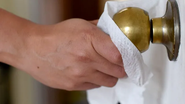 De ce să pulverizezi oțet pe ușile din casă. Trucul special pe care puțini îl știu, rezultatele sunt extraordinare