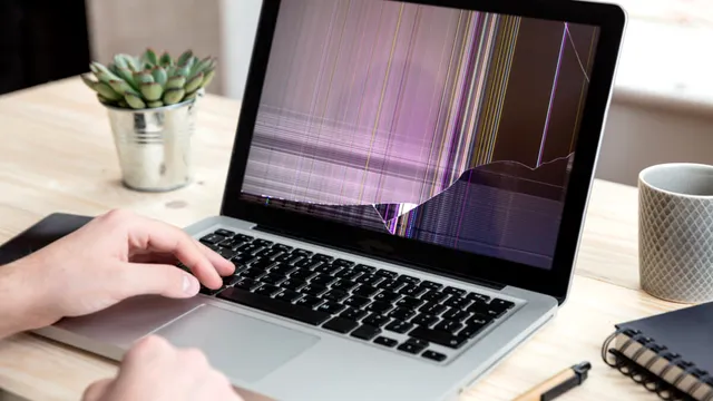 Cum să cureți corect ecranul laptopului fără a-l deteriora. Trucul pe care trebuie să-l știi, face marea diferență