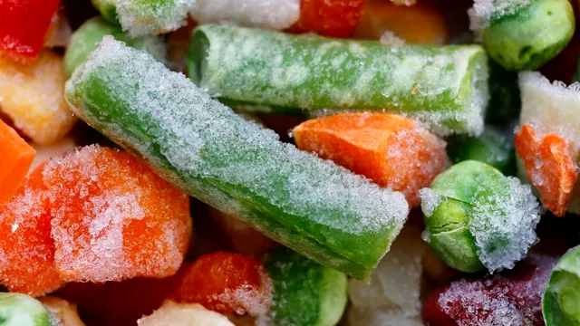 Greșeala pe care mulți o fac atunci când cumpără legume congelate. Semnul care arată că produsul nu a fost depozitat corespunzător