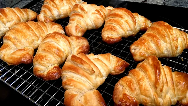 Cum poți să faci croissante pufoase chiar la tine acasă. Pașii pe care trebuie să-i urmezi, ies mai bune ca la patiserie
