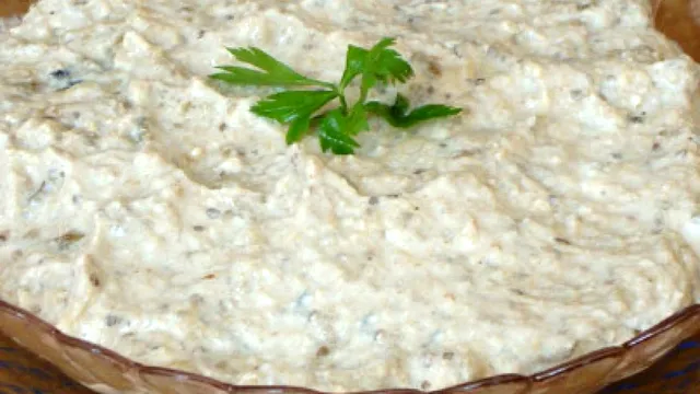 Câtă ceapă se pune de fapt în salata de vinete. Secretul pentru a ieși perfectă