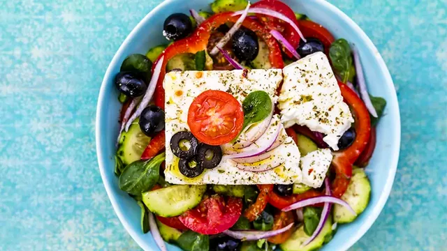 Secretul pentru cea mai bună salată grecească. Cum o poți prepara ușor și rapid chiar la tine acasă. Ingredientele care nu trebuie să-ți lipsească