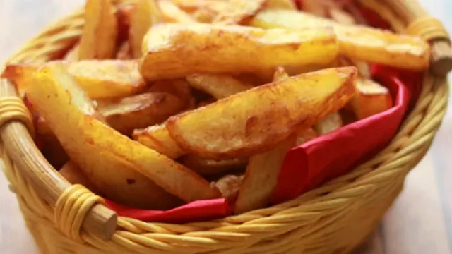 Secretul celor mai buni cartofi prăjiți. Ce trebuie să faci, înainte de a-i pune în tigaie. Acest ingredient le dă un plus de savoare
