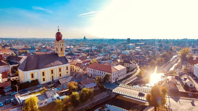Orașul din România unde ai impresia că ai ajuns la Hollywood. E un magnet pentru turiști