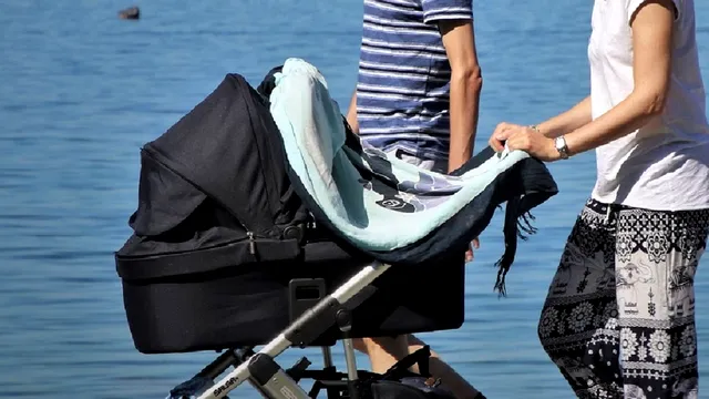 De ce să nu acoperi niciodată căruciorul copilului, când este foarte cald afară. Ce se întâmplă de fapt, efectele nebănuite