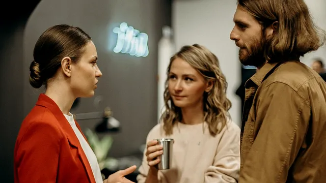 Soțul meu flirtează cu prietena mea. Știu că nu ar merge mai departe, dar gesturile lor mi se par deplasate