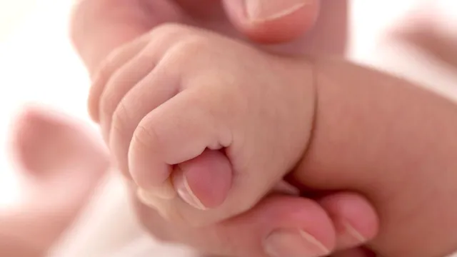 Cazul halucinant al femeii care a născut pe trotuar, în Urziceni. De ce nu a fost primită în spital și ce spune șefa unității medicale
