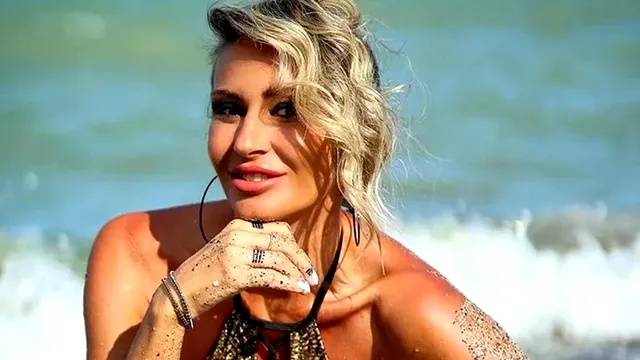 Ce obiect vestimentar împrumută Crina Abrudan din garderoba soțului: ”În vacanțe nu are sens să-mi iau și eu în bagaj, că oricum are el” VIDEO EXCLUSIV