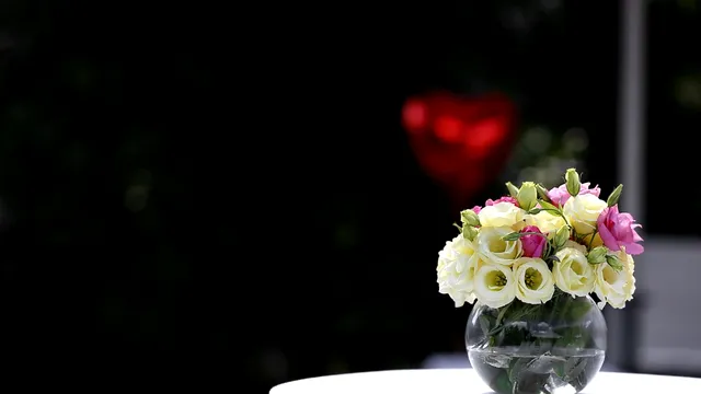 Ce trebuie să faci urgent înainte de a pune florile în vază. Așa vor rezista mult timp