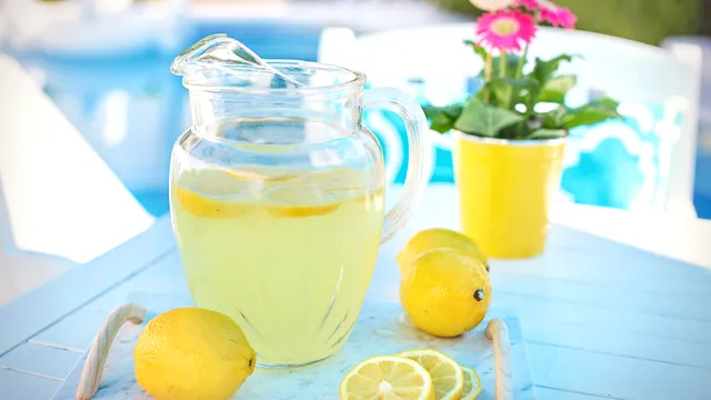 Rețeta delicioasă de limonadă. Ce să adaugi pentru un plus de savoare. Te răcorești instant pe caniculă
