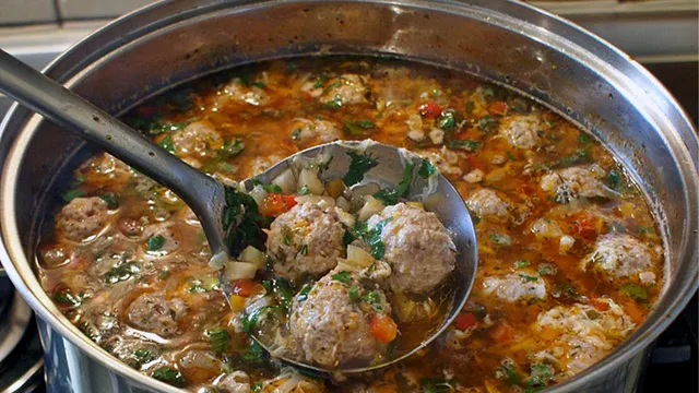 Cu ce se poate acri ciorba de perișoare. Ingredientul pe care să-l adaugi la final pentru un gust deosebit