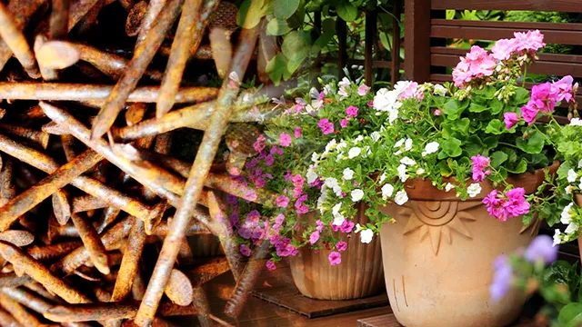 De ce să baţi cuie ruginite în ghivecele cu flori. Trucul din bătrâni care face minuni