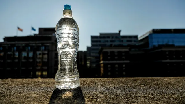 De ce să nu bei apă dintr-o sticlă de plastic uitată la soare. Specialiștii avertizează, pericolul pe care îl ascunde