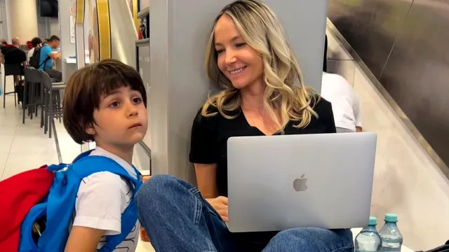 Fiul Octaviei Geamănu și al lui Marian Ionescu este în culmea fericirii de când mama lui a renunțat la televiziune. ”Mi-a zis că îi și place noul meu job VIDEO EXCLUSIV