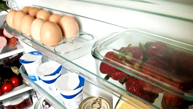 Uită de soluțiile din comerț. Ingredientul ieftin care elimină mirosurile neplăcute din frigider