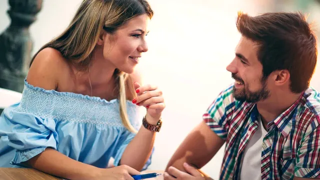 Metode de flirt care nu se vor demoda niciodată. Bărbații sunt înnebuniți după femeile care fac aceste 5 lucruri