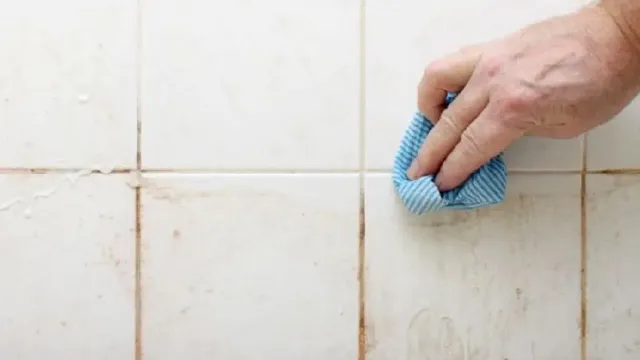 Cea mai eficientă metodă de curățare a murdăriei de pe faianță. Ai nevoie de un singur ingredient din bucătărie, e soluția salvatoare