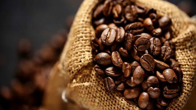 Pur și simplu genial! De ce să pui boabe de cafea în mașină. Efect nebănuit, te scapă de o mare problemă