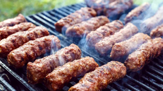 De ce se pune de fapt bicarbonat de sodiu în carnea de mici. Are un rol util, cu ce să-l amesteci înainte de a-l adăuga