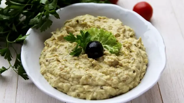 Cu ce poți să înlocuiești uleiul în salata de vinete. Așa va fi mult mai delicioasă. Bonus: nici nu îngrașă