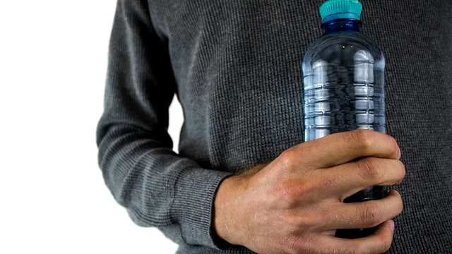 Nu mai bea apă din sticlă de plastic. Greșeala pe care o fac mulți, specialiștii fac avertismentul