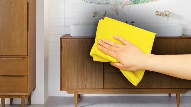 Amestecul surprinzător care curăță perfect mobila din lemn. Ai nevoie doar de două ingrediente. Trucul de care nimeni nu știe