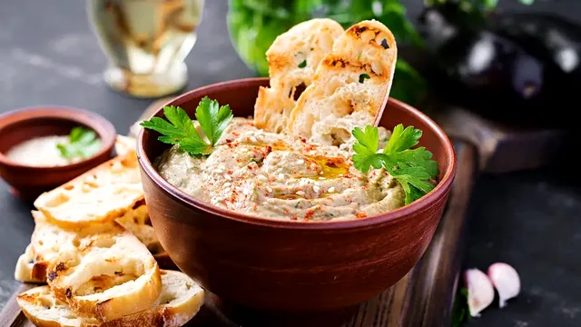 Nu mai pune maioneză în salata de vinete. Ingredientul special care îi dă un gust aparte, se poate consuma chiar și în post