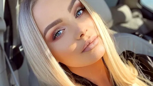 Cât costă rochia spectaculoasă purtată de Maria Constantin la petrecerea de nuntă: “Are diamante, e adusă din Paris”. Prețul incredibil